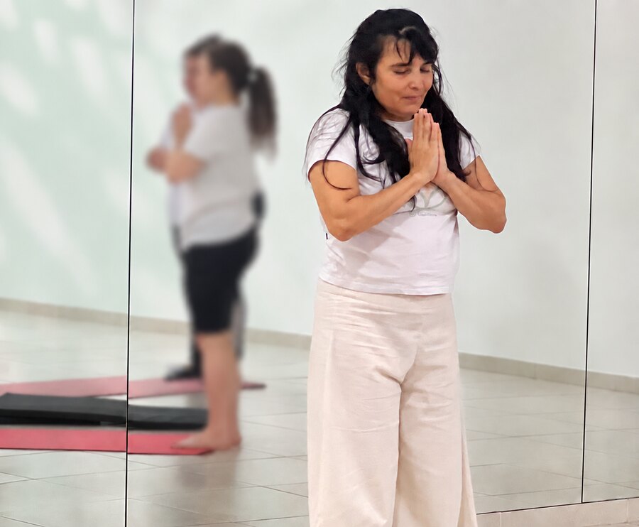 Bea guiando una práctica de yoga
